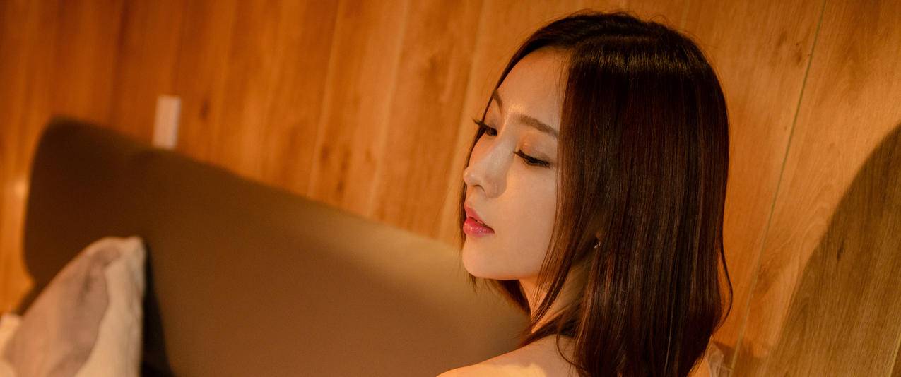 文文侧脸唯美美女带鱼屏高清壁纸
