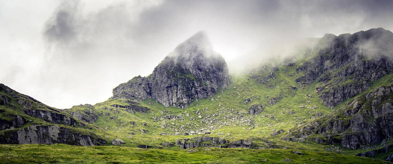 苏格兰南部高地的山风景带鱼屏高清壁纸