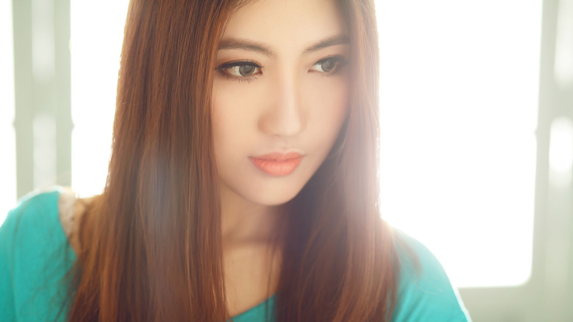 明媚忧伤的美女桌面高清壁纸