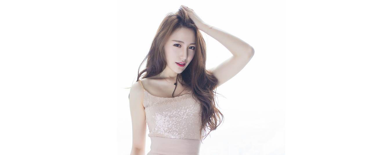 长发时尚美女刘奕宁带鱼屏高清壁纸