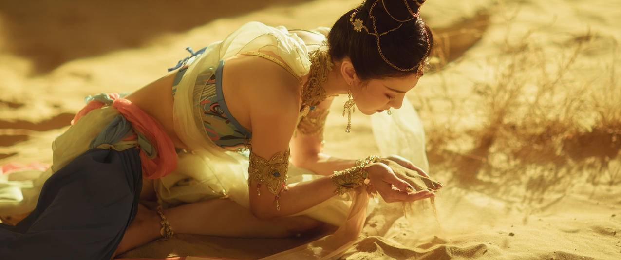 鸿音 敦煌 唯美侧脸美女双手捧沙子 3440x1440带鱼屏高清壁纸