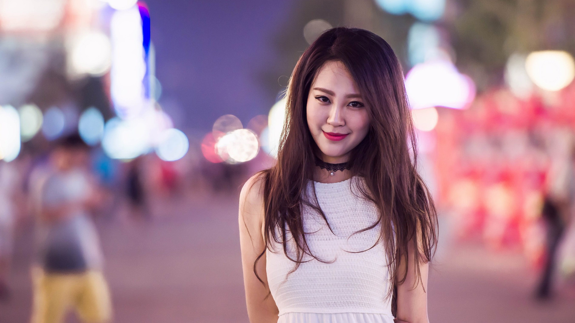夜晚,街上,灯光,穿着白色裙子的美女桌面高清壁纸