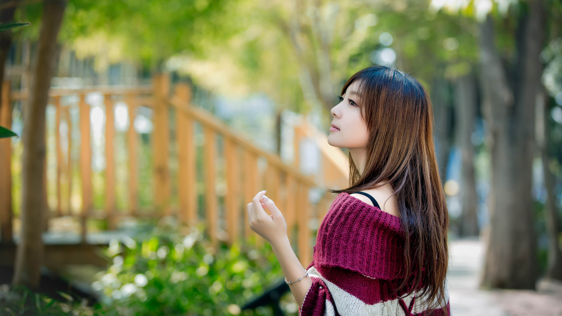 公园 长发 露肩 清纯美女2K桌面高清壁纸
