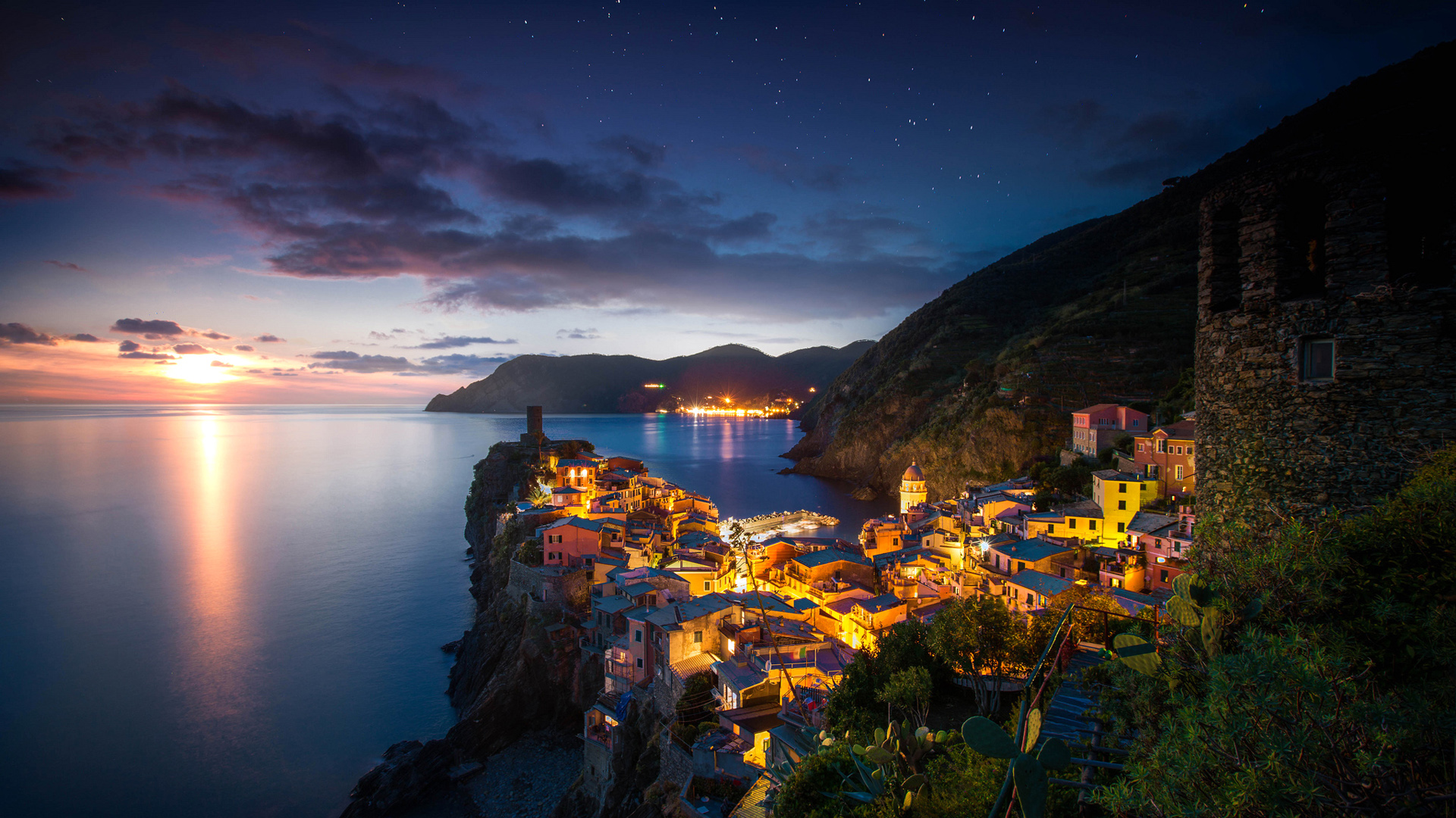 海 星星 山 夜晚 灯光 岩石 房屋 意大利韦尔纳扎风景桌面高清壁纸