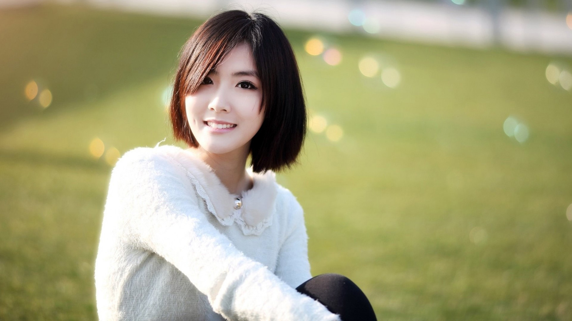 清纯短发美女微笑电脑桌面高清壁纸